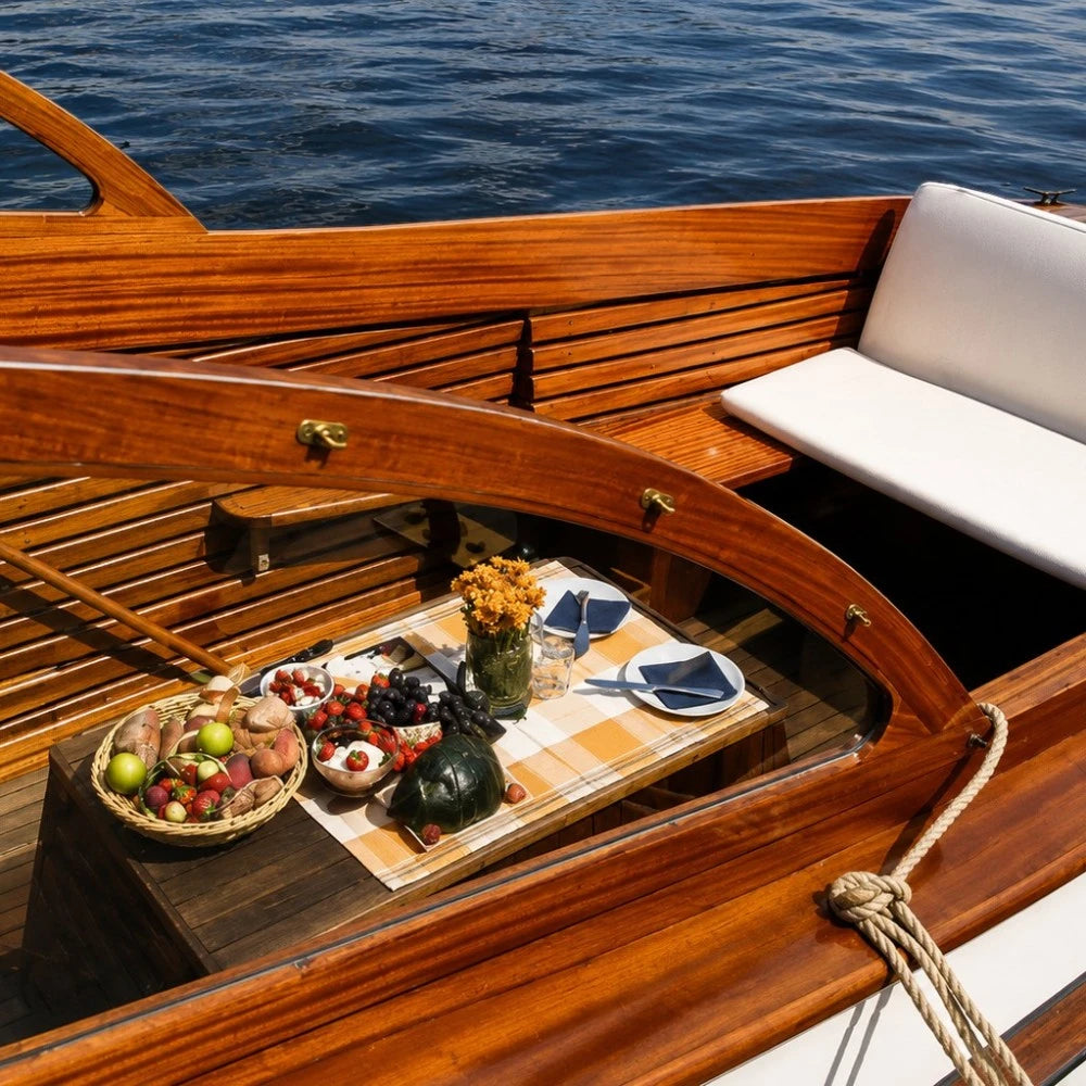 Schiffskontor Berlin präsentiert Marlene – ein mondänes Charterboot mit klassischem Design für exklusive Touren durch die Berliner Wasserwelt.