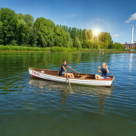 Historisches Holzruderboot mit traditionellem Charme. Perfekt für Freizeitfahrten, Veranstaltungen und kreative Inszenierungen.