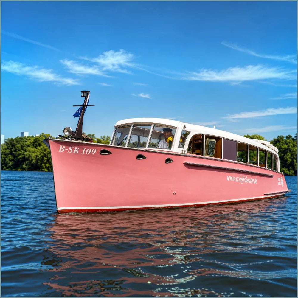 Aphrodite von Schiffskontor Berlin – charmantes Boot mieten für private Touren, Events oder entspannte Fahrten auf der Spree.