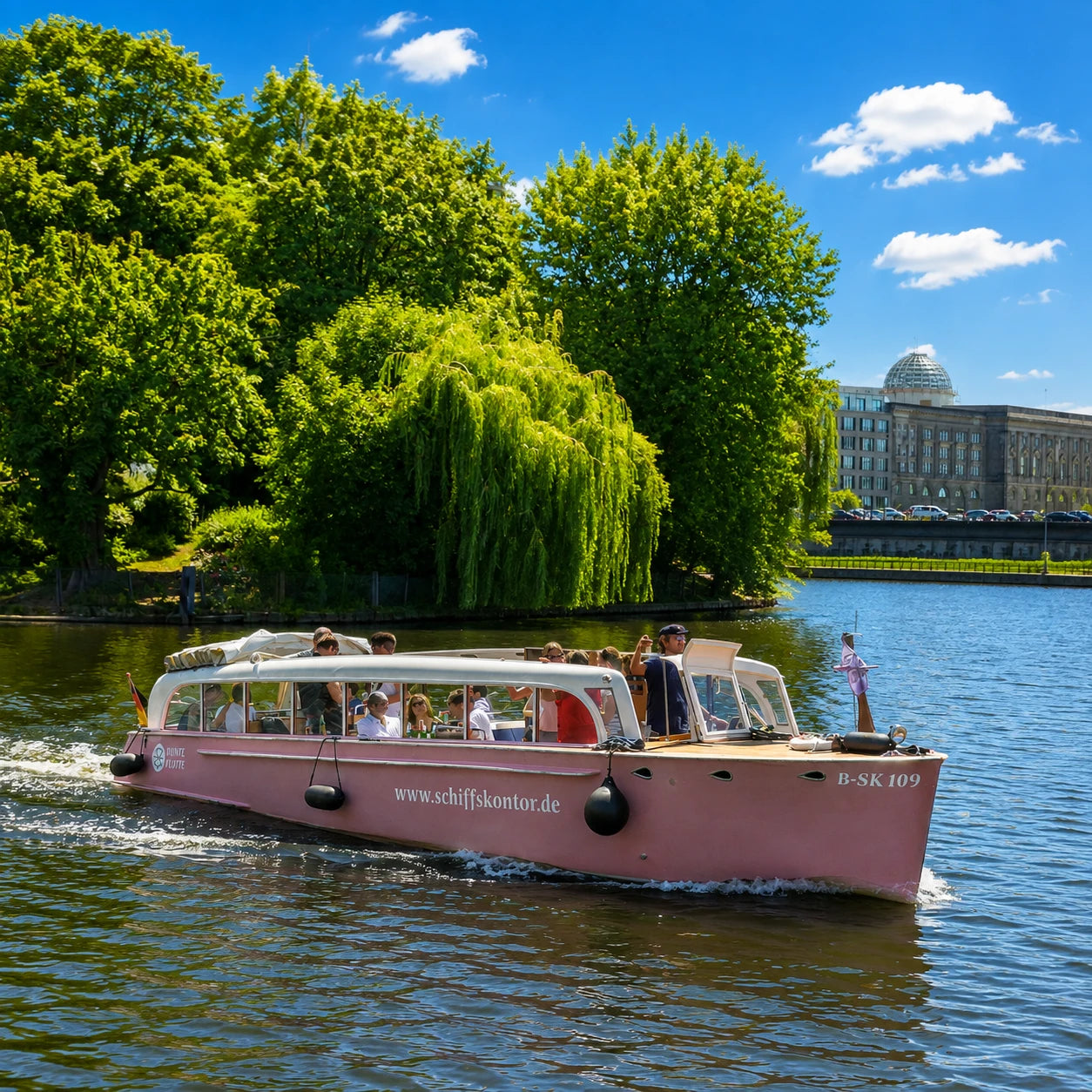 Historisches Boot Aphrodite von Schiffskontor auf den Berliner Gewässern – ideal für exklusive Bootstouren, Geburtstage, Hochzeiten und Firmenevents.