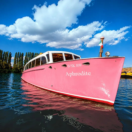 Aphrodite von Schiffskontor Berlin – exklusives Eventboot mieten für stilvolle Ausflüge, Firmenveranstaltungen und private Feiern auf der Spree.