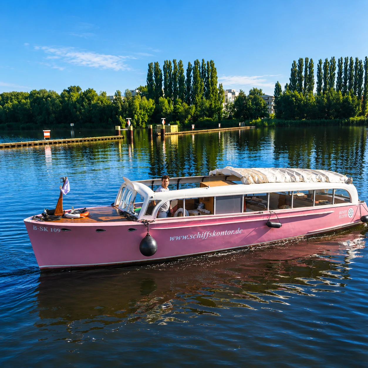 Exklusives Charterboot Aphrodite von Schiffskontor auf einer entspannten Fahrt durch Berlin – perfekt für kleine Gruppen und besondere Anlässe.