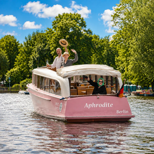 Die Aphrodite von Schiffskontor fährt als elegantes Eventboot über die Berliner Spree und bietet eine stilvolle Atmosphäre für private Feiern, Firmenevents und exklusive Bootstouren.