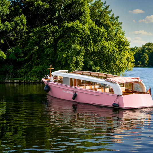 Schiffskontor Berlin – Boot mieten und die historische Aphrodite erleben. Der elegante Rivabus in Altrosa begeistert mit nostalgischem Charme.