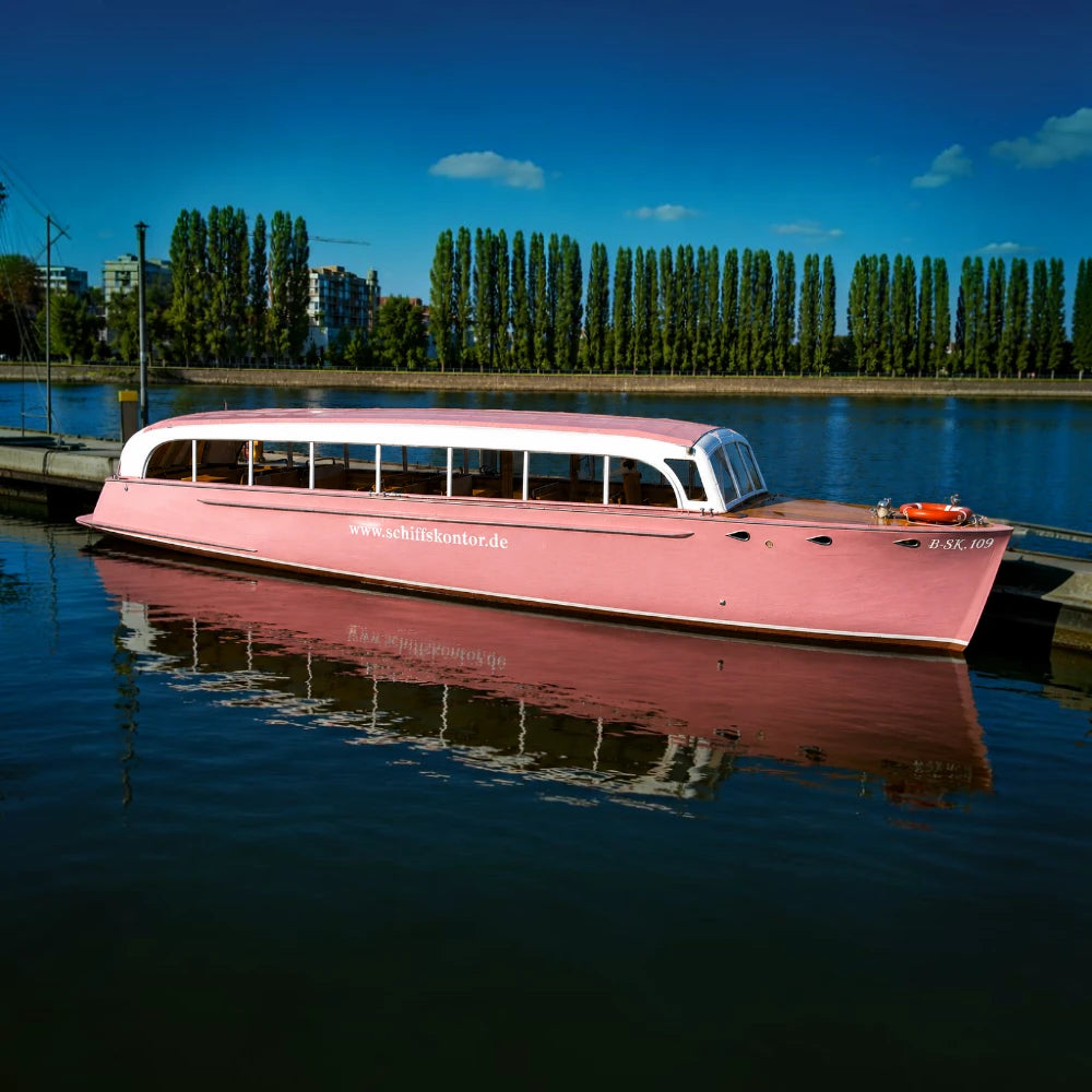 Boot mieten bei Schiffskontor Berlin: Die historische Aphrodite verbindet klassisches Design, Mahagoni-Holz und entspanntes Wassererlebnis.