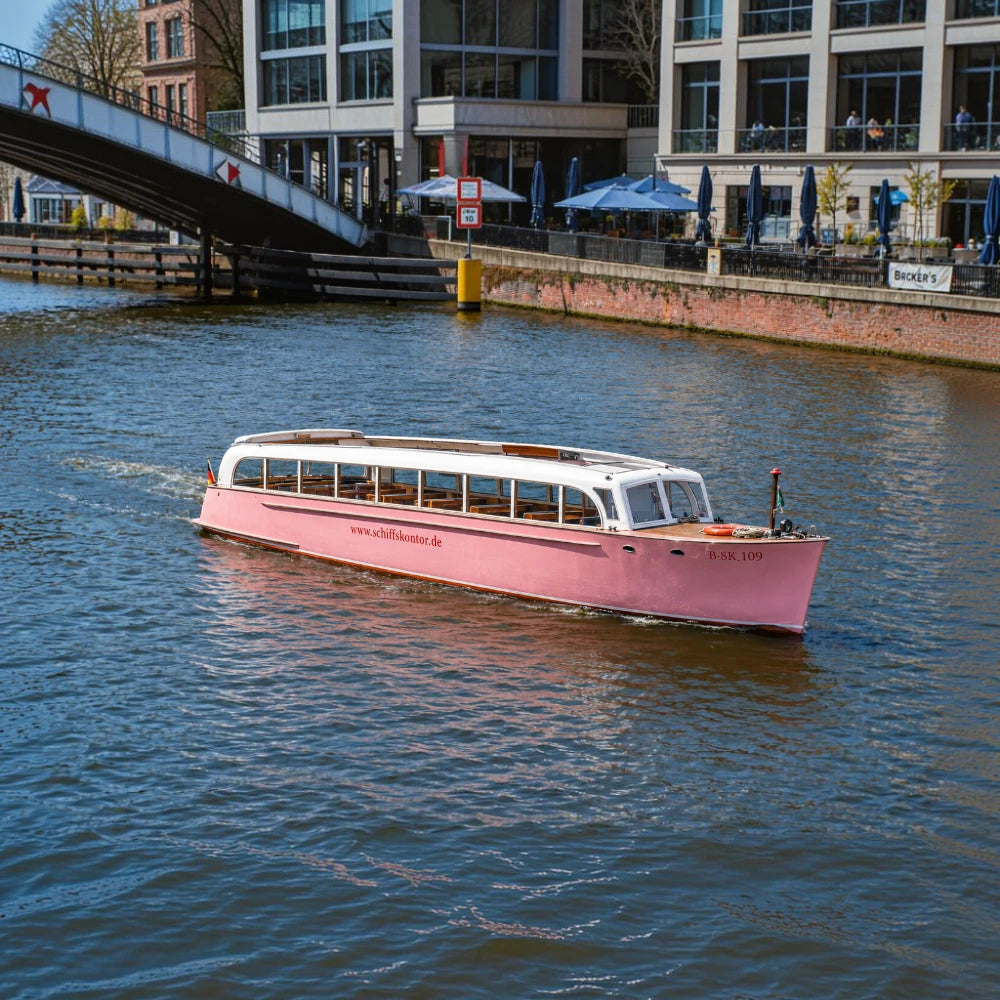 Schiffskontor Berlin präsentiert die Aphrodite: Boot mieten auf der Spree mit einem liebevoll restaurierten Mahagoni-Rivabus.