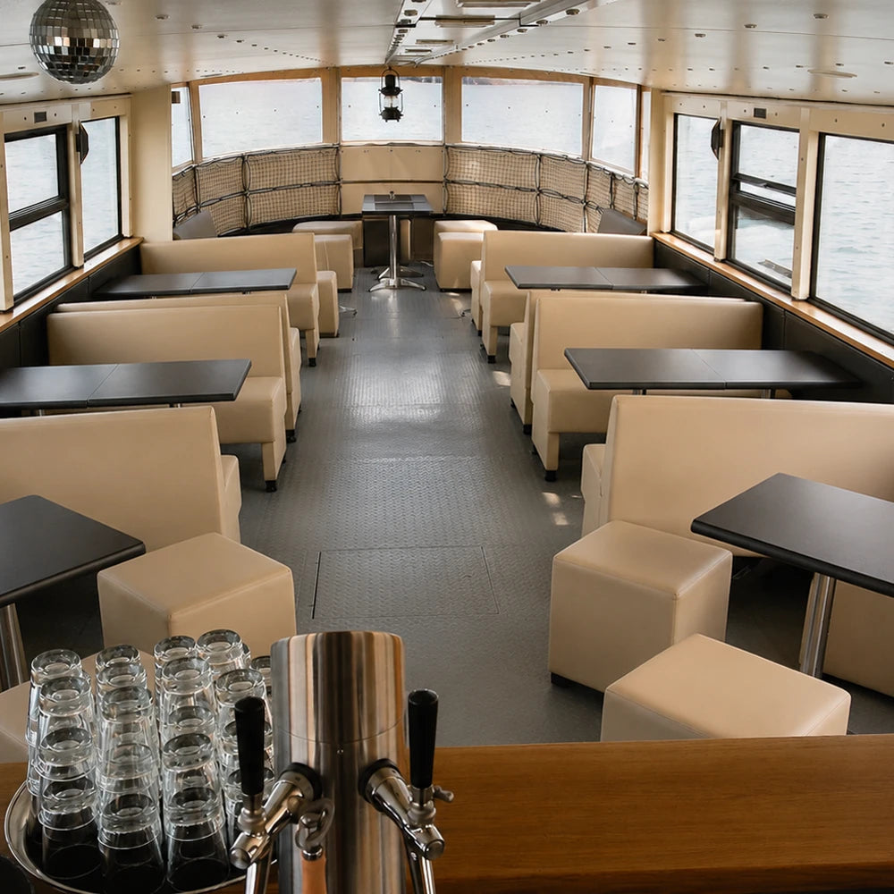 Eventschiff Arcona mit großzügigem Salon, Bar und Buffetbereich. Eine außergewöhnliche Location für exklusive Veranstaltungen und private Feiern.