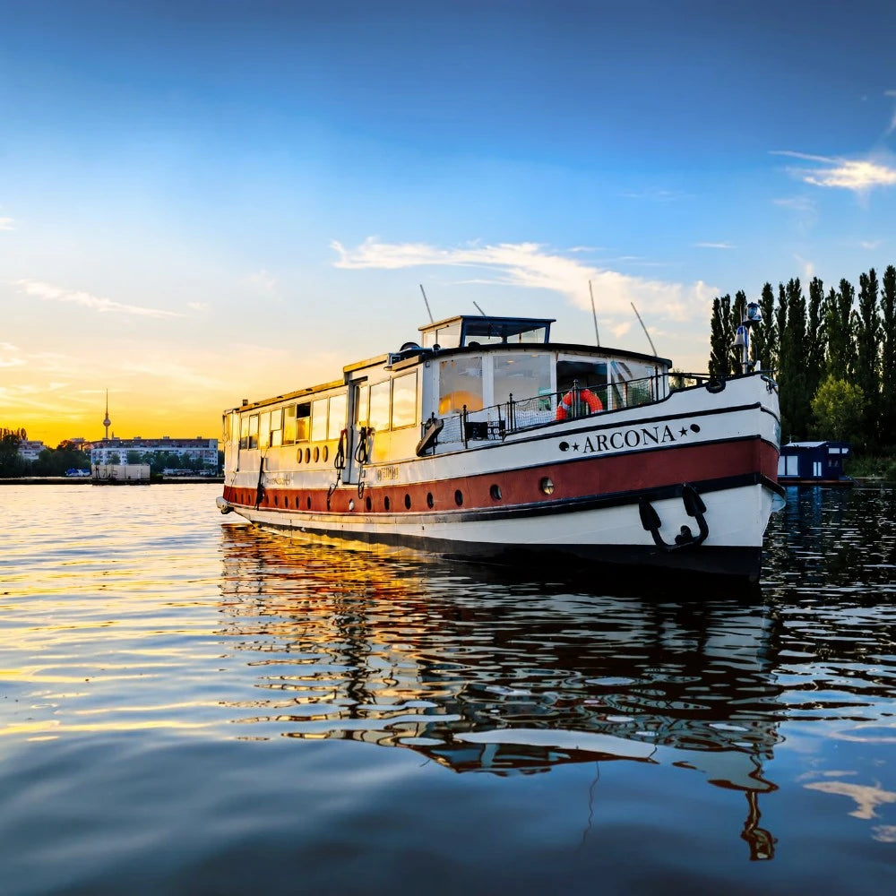 Historisches Eventschiff Arcona bei einer exklusiven Charterfahrt. Ideal für Firmenveranstaltungen, Sommerfeste, Tagungen und besondere Anlässe auf dem Wasser.