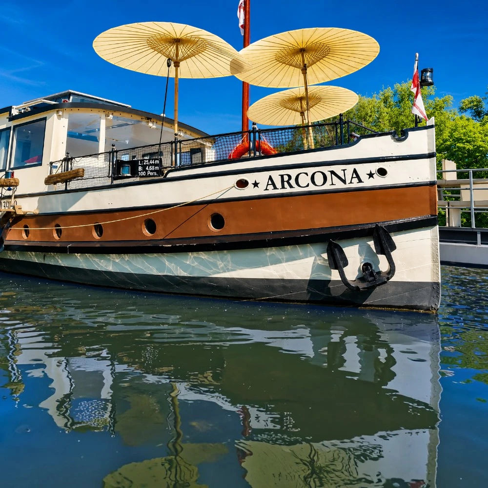 Eventschiff Arcona mit voll ausgestatteter Bar, Musikanlage und separatem Buffetbereich. Perfekt für Tagungen, Empfänge und private Feiern.