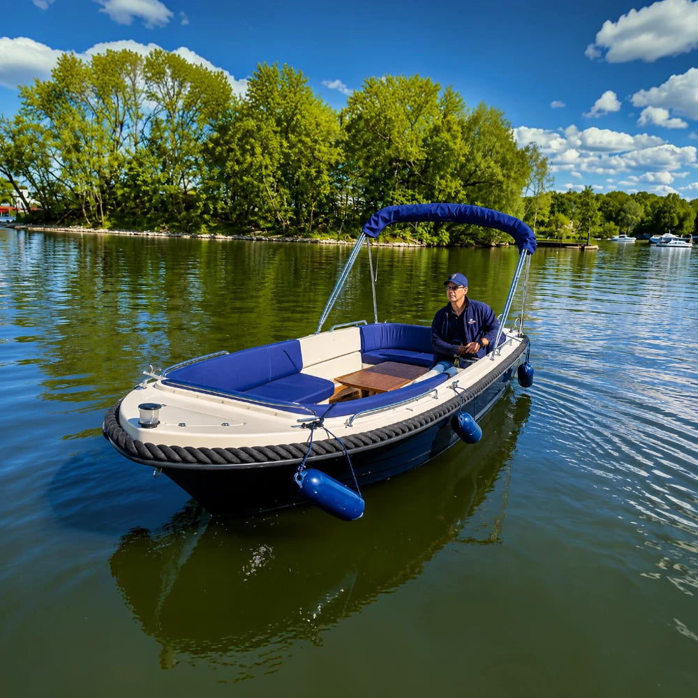 Azzurro und Dolce Vita bieten maximale Freiheit auf dem Wasser und eignen sich perfekt für spontane Ausflüge und individuelle Bootstouren.