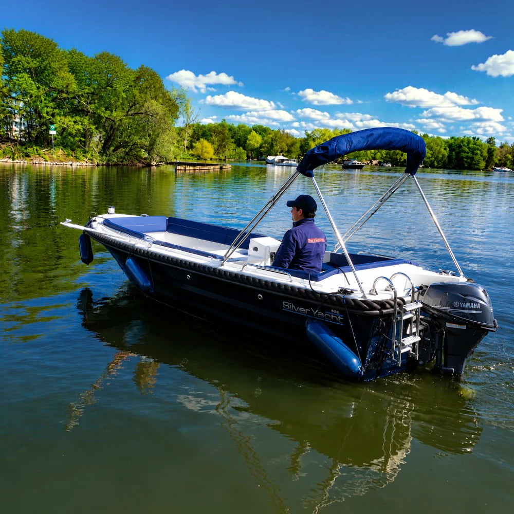 Die modernen Motorboote mit Yamaha-Motor und Badeleiter sind ideal für Freizeitkapitäne, Familien und kleine Gruppen bis sechs Personen.