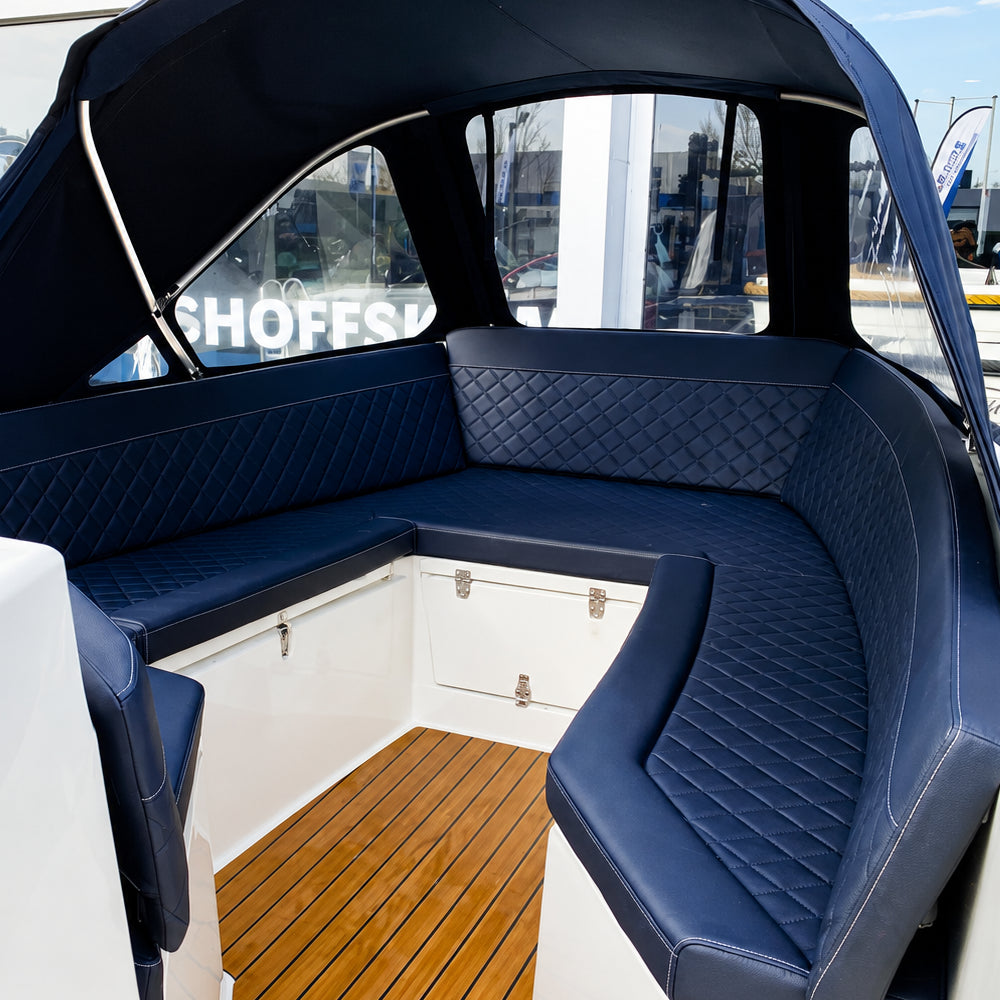 Boot mieten und selbst steuern: Azzurro und Dolce Vita bieten entspanntes Fahrvergnügen für Tagesausflüge, Wochenendtouren und Badefahrten.