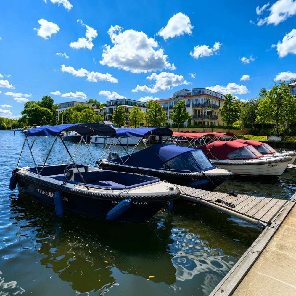 Azzurro und Dolce Vita sind moderne führerscheinfreie Motorboote für bis zu sechs Personen und ideal für individuelle Ausflüge auf dem Wasser.