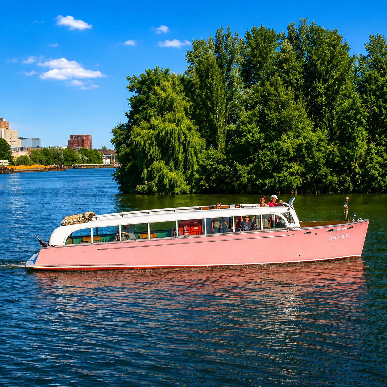 Die elegante Aphrodite von Schiffskontor auf einer sonnigen Bootsfahrt in Berlin – ideal für private Charterfahrten und Firmenevents.