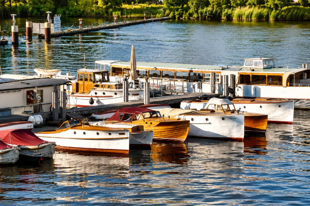 Boot mieten in Berlin mit Schiffskontor: Stilvolle Charterfahrten und entspannte Ausflüge auf den Berliner Gewässern mit klassischen Motorbooten.