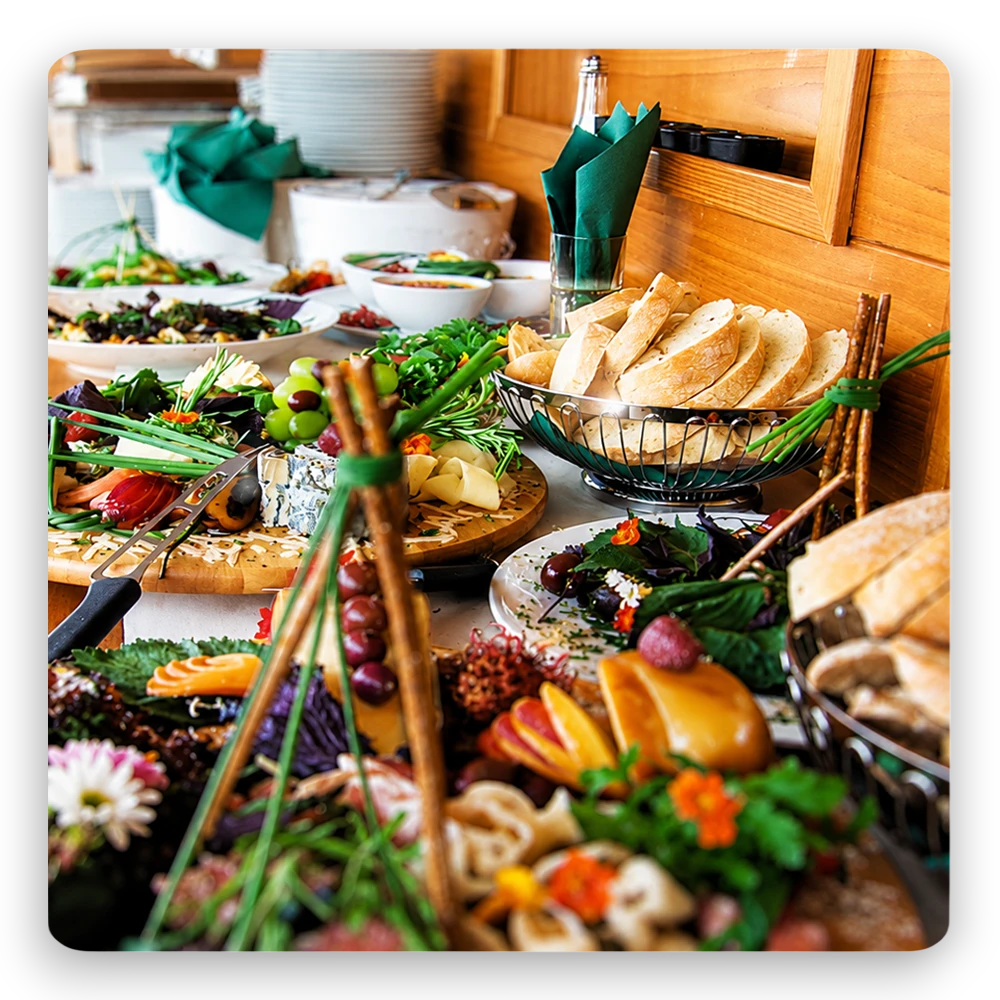 Exklusives Buffet beim Bootsverleih Berlin Schiffskontor. Boot oder Schiff mieten mit hochwertigem Catering aus Vorspeisen, Hauptgerichten und feinen Desserts für jedes Event.