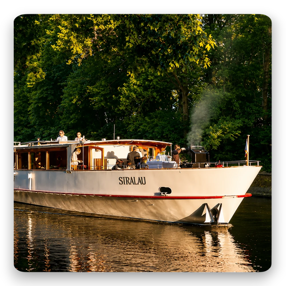 Charterfahrten beim Bootsverleih Berlin Schiffskontor. Boot oder Schiff mieten für Sommerfeste, Firmenfeiern und private Events auf stilvollen Schiffen auf Spree und Havel.