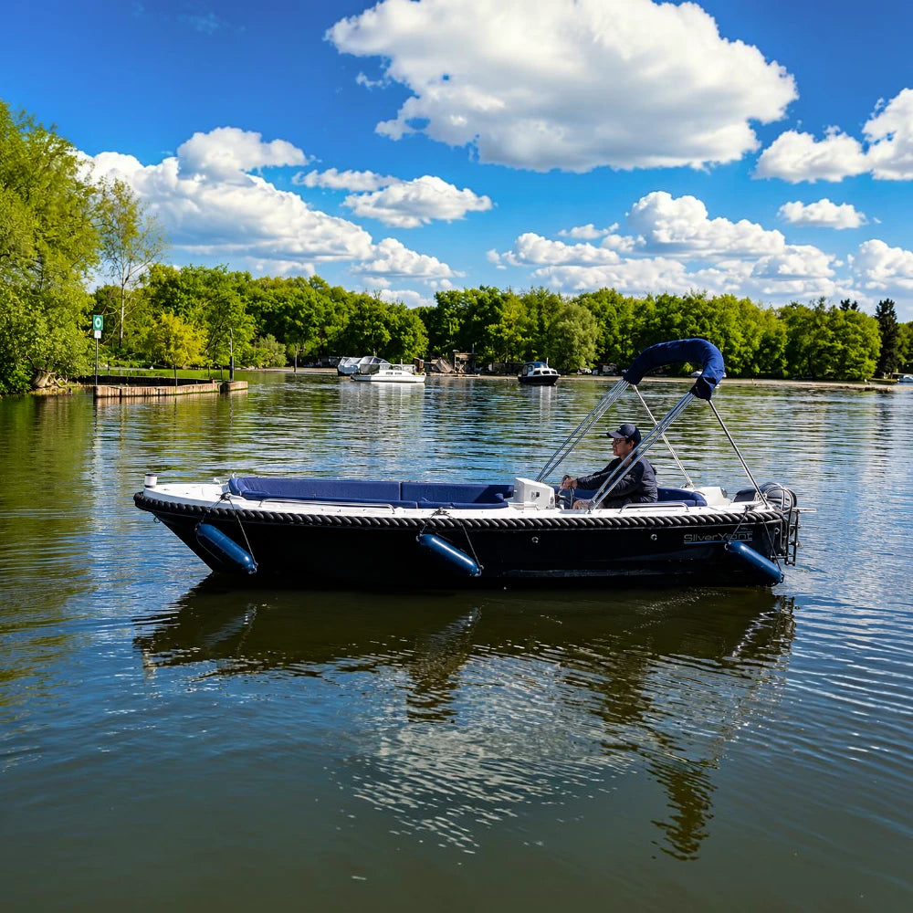 Führerscheinfreie SilverYacht 525 für entspannte Stunden auf dem Wasser. Komfortable Ausstattung und einfache Handhabung machen jede Fahrt zum Erlebnis.