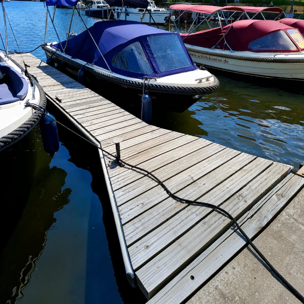 Motorboot mieten ohne Führerschein: Die SilverYacht 525 kombiniert moderne Technik, Komfort und sichere Fahreigenschaften für Freizeitkapitäne.
