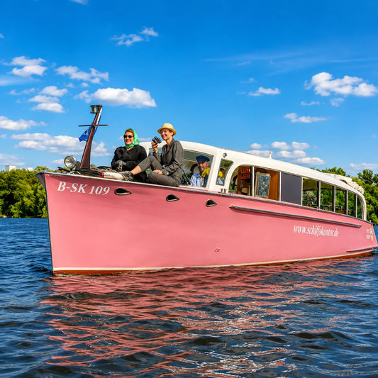 Die Aphrodite als hochwertiges Eventboot von Schiffskontor verbindet stilvolles Design mit exklusiven Erlebnissen auf den Berliner Wasserstraßen.