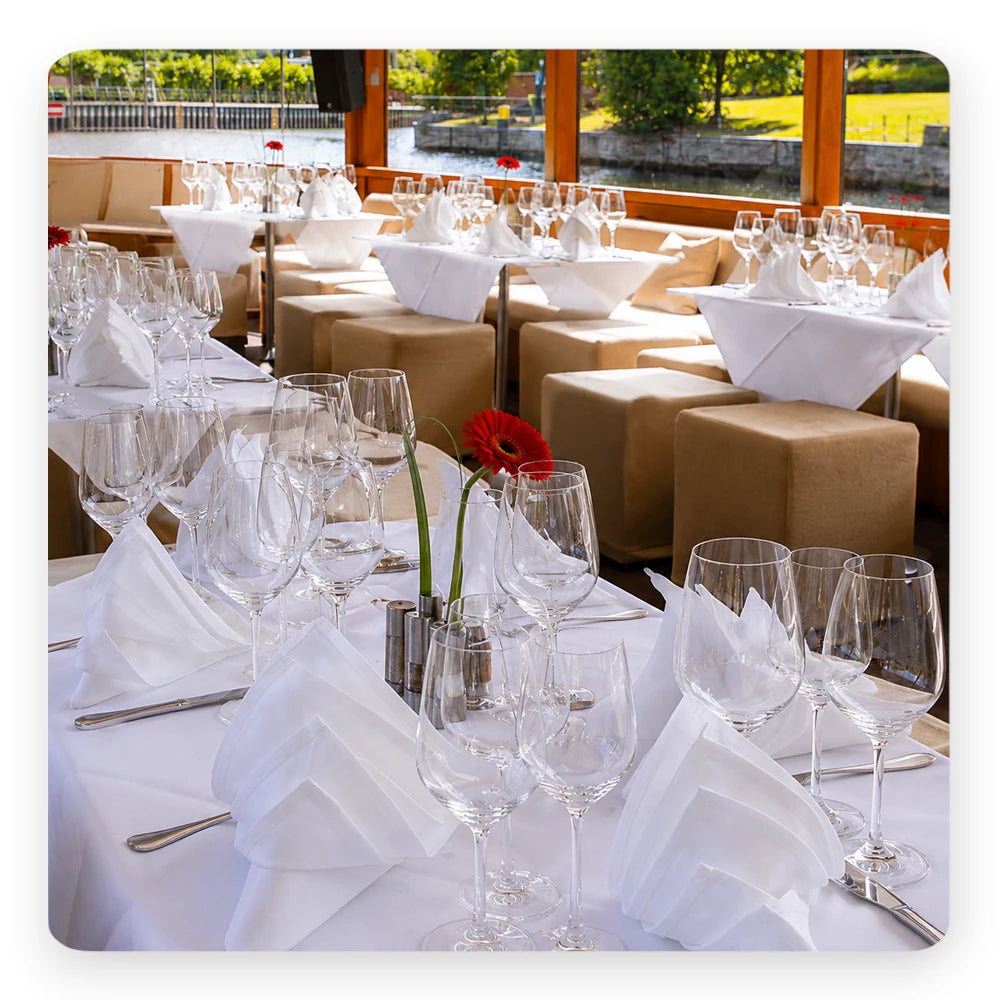 Hochzeitsfeier beim Bootsverleih Berlin Schiffskontor. Boot mieten für Hochzeit mit Buffet, BBQ, Hochzeitstorte, Champagner und Tanzfläche auf einem exklusiven Schiff in Berlin.
