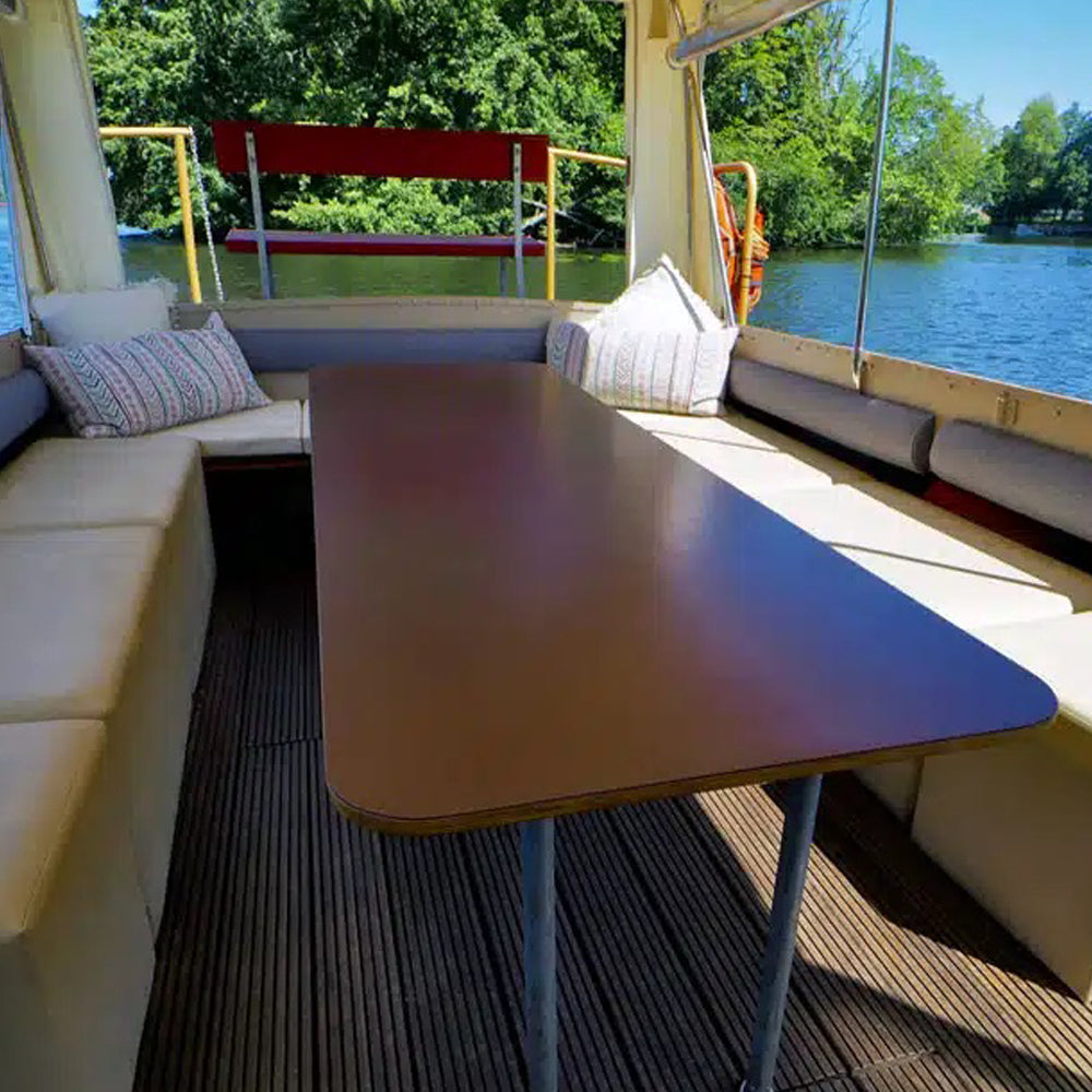 Stahlyacht Kotaro mit großzügigem Platzangebot, leisem Außenbordmotor und stilvollem Ambiente für entspannte Stunden auf dem Wasser.