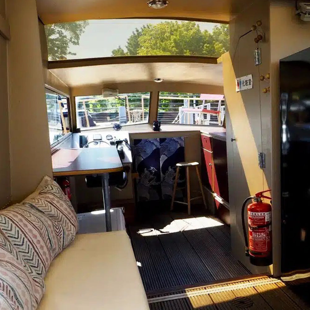 Die Kotaro wurde ursprünglich für die DDR-Zollverwaltung gebaut und begeistert heute als exklusive Yacht für private Charterfahrten.