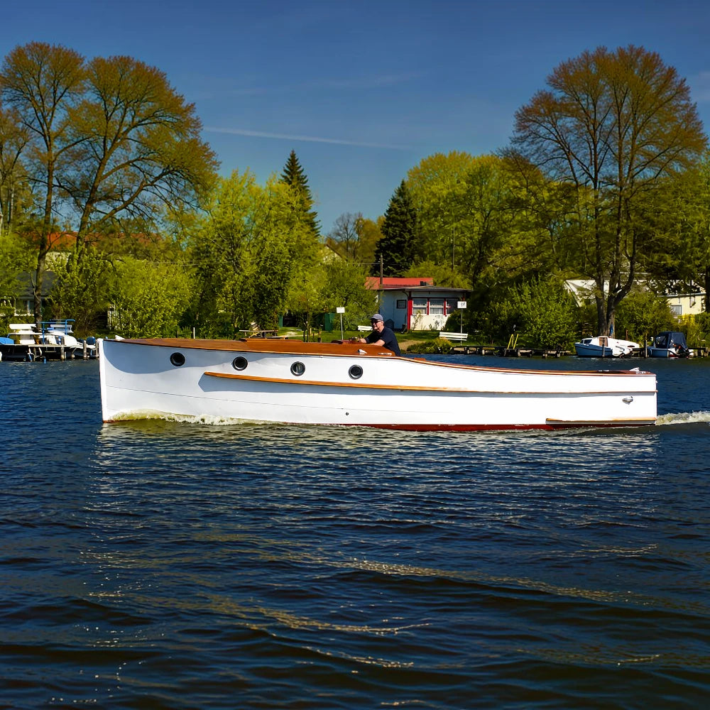 Traditionsreiches Charterboot mit nostalgischem Charme und einzigartigem Ambiente für entspannte Touren und besondere Momente auf dem Wasser.