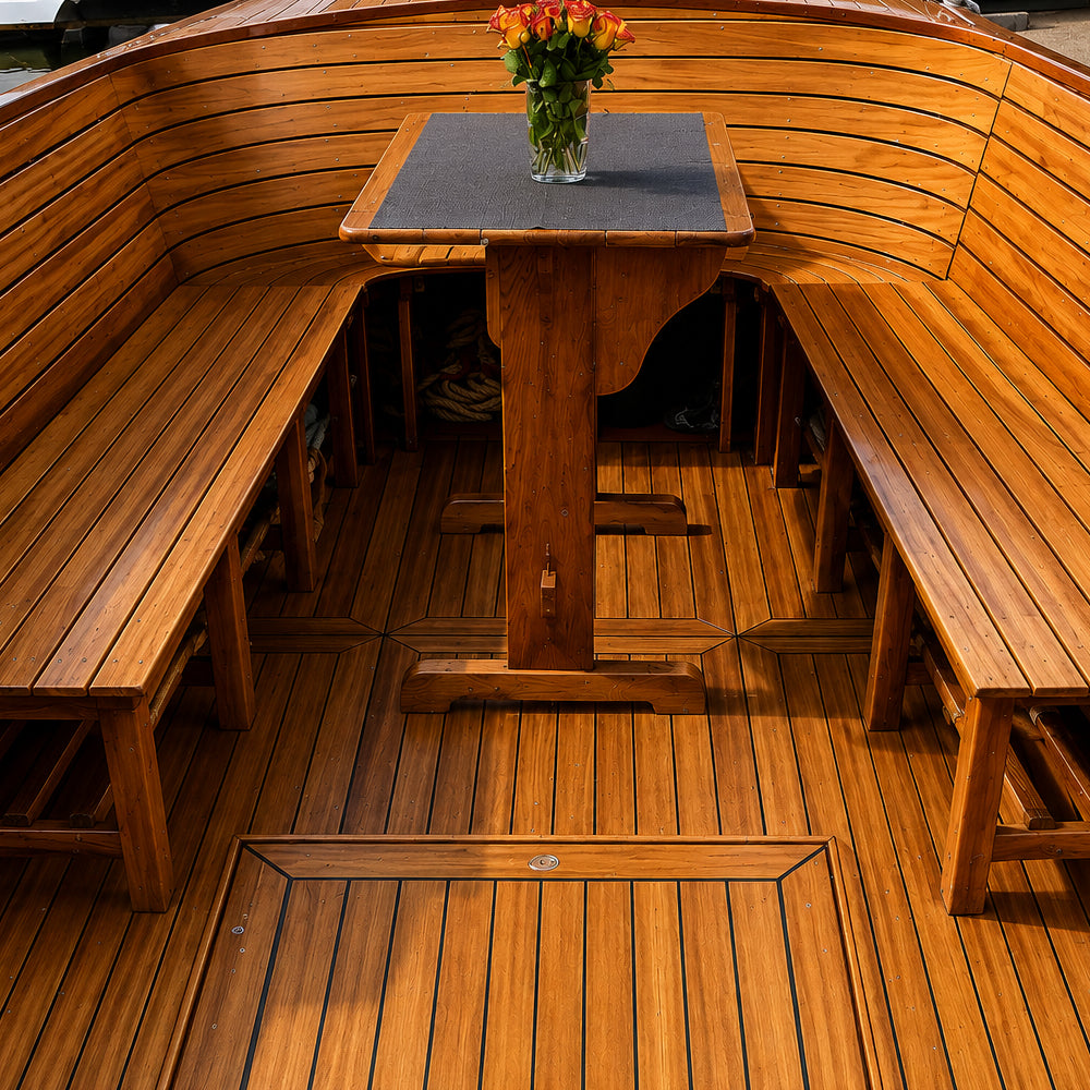 Linnemann – stilvolles Charterboot mit Sonnenschirm, Badeleiter und optionaler Musikanlage für entspannte Stunden auf dem Wasser.