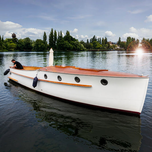 Der Linnemann ist ein restaurierter Backdecker aus dem Jahr 1928 und bietet stilvolle Charterfahrten für bis zu 12 Personen auf dem Wasser.