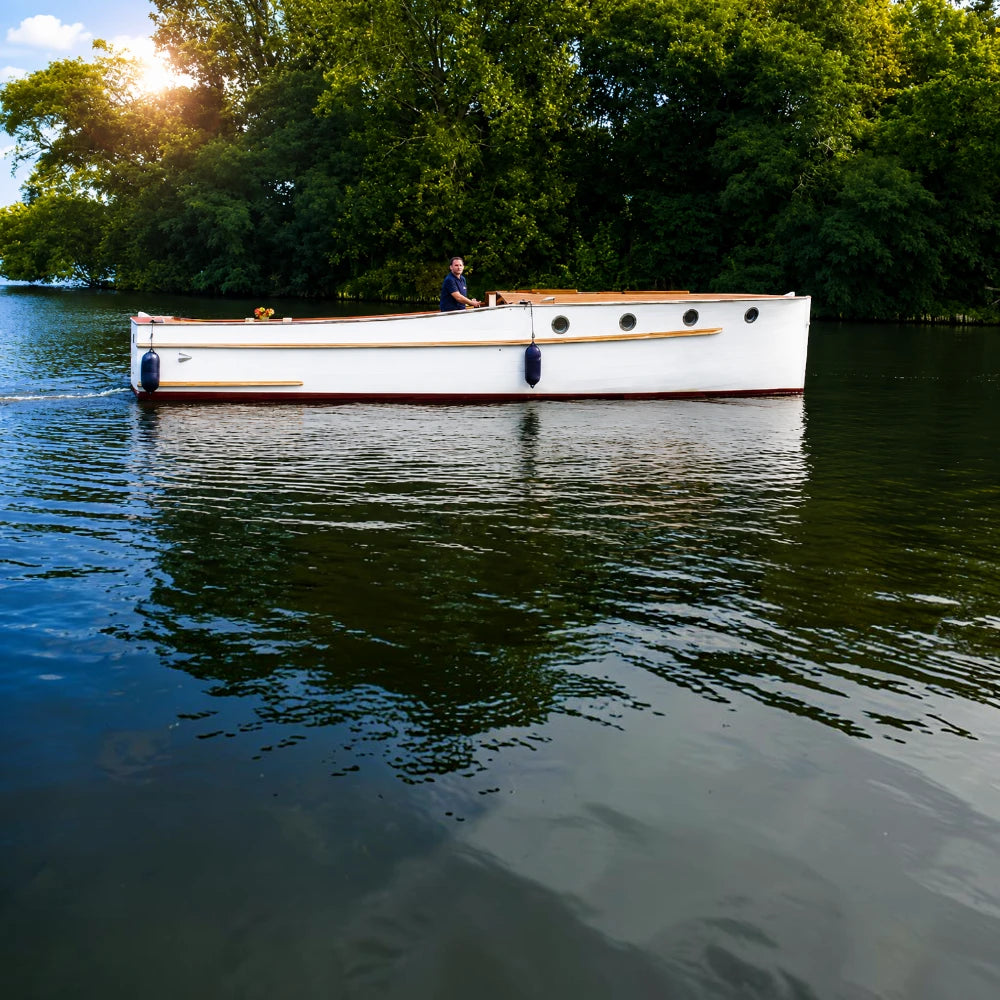 Charterboot Linnemann für exklusive Bootstouren, Picknicks und gesellige Stunden an Bord eines liebevoll restaurierten Klassikers.