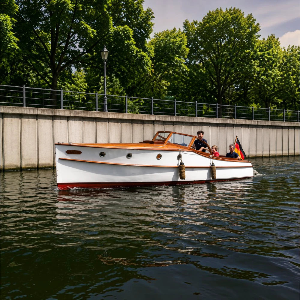 Boot mieten bei Schiffskontor Berlin: Marlene, ein Backdecker der Engelbrecht-Werft aus Köpenick, bietet ein einzigartiges Fahrerlebnis.