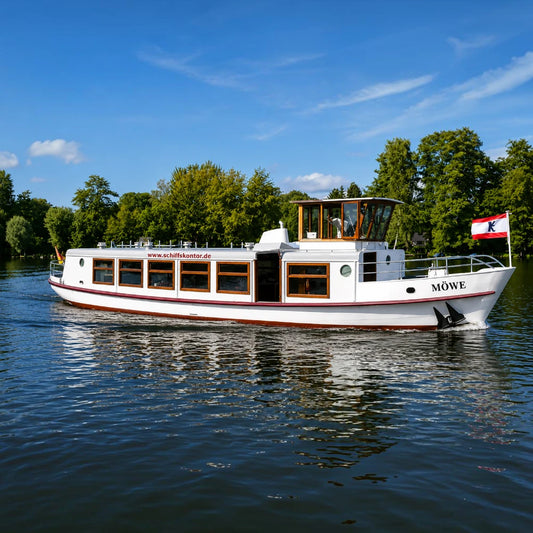 Die MS Möwe verbindet traditionelle Schiffsbaukunst mit modernem Komfort und eignet sich für private Feiern, Firmenevents und Charterfahrten.