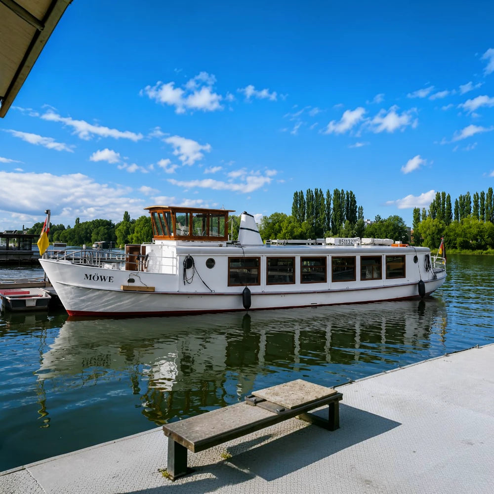 Charterschiff MS Möwe mit variabler Bestuhlung, großzügigem Tresen und stilvollem Ambiente für Veranstaltungen mit bis zu 40 Personen.