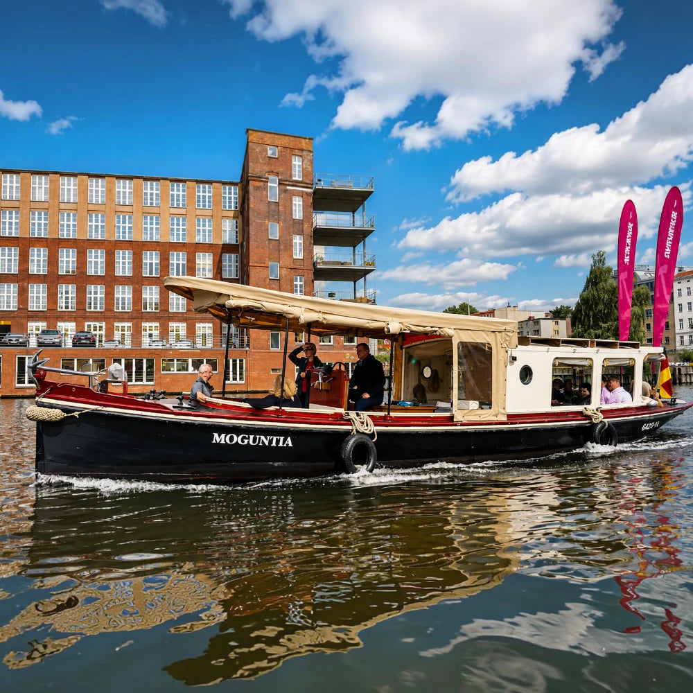 Historisches Ausflugsboot Moguntia mit genieteten Stahlrumpf und klassischem Design für gesellige Runden und unvergessliche Erlebnisse.