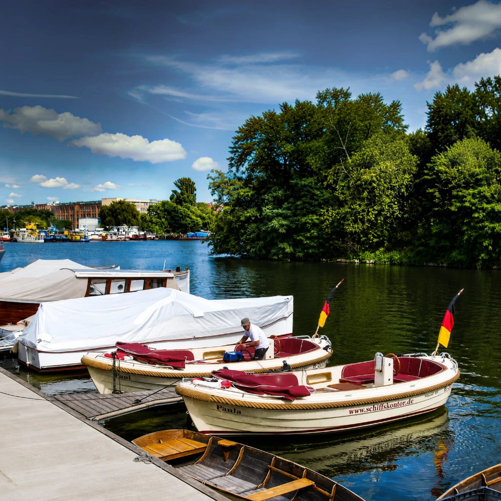 Klassische Maril 625 Schaluppen mit stilvollem Design, Badeleiter und Sprayhood für entspannte Stunden auf dem Wasser.