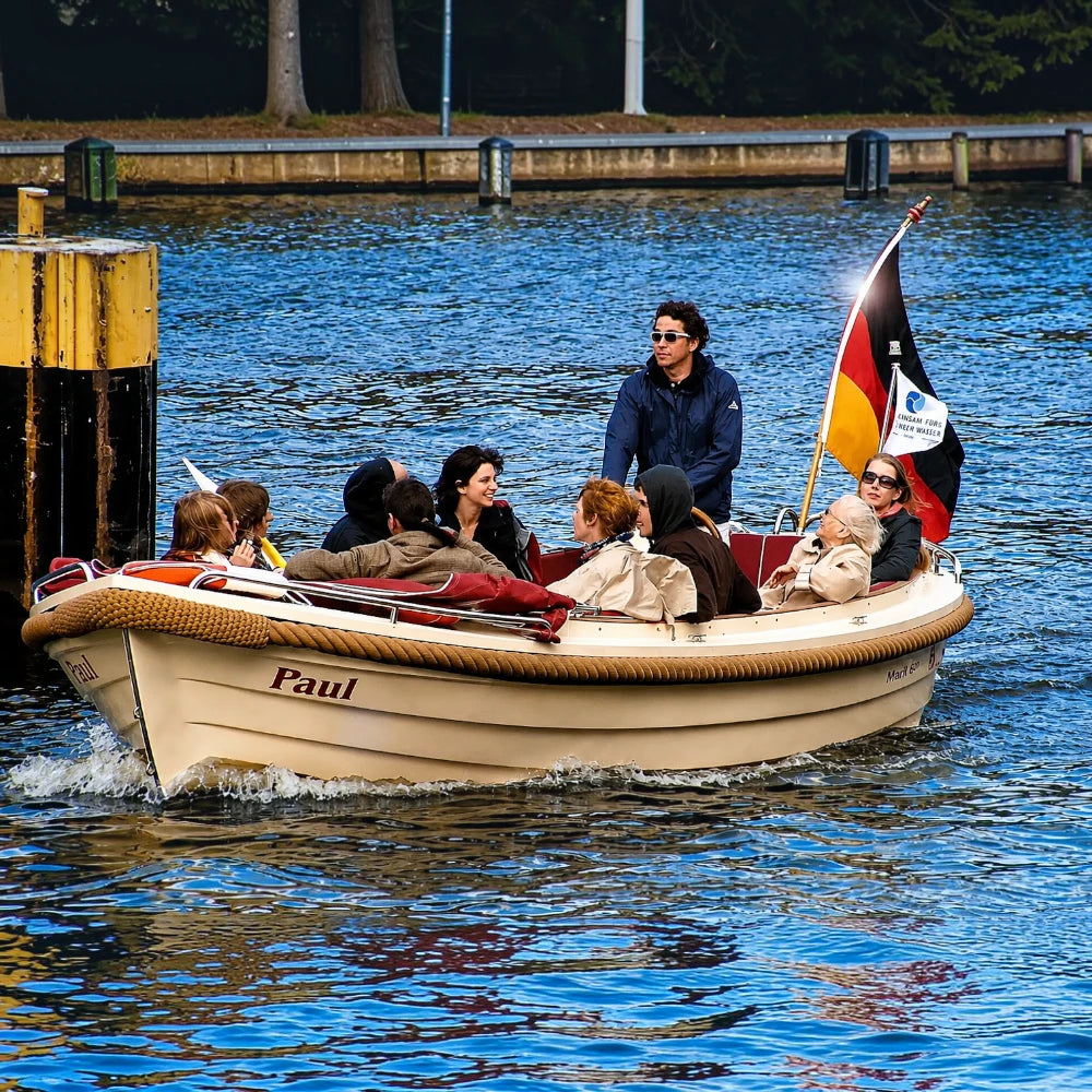 Paul & Paula stehen für authentische holländische Bootskultur und ermöglichen individuelle Charterfahrten ohne Skipper.