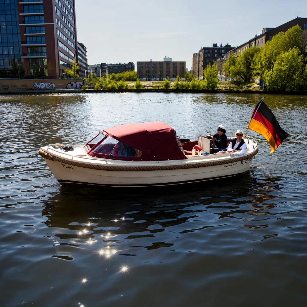 Boot selber fahren und die Wasserwege erkunden: Paul & Paula verbinden klassische Wasserfahrkultur mit modernem Fahrkomfort.