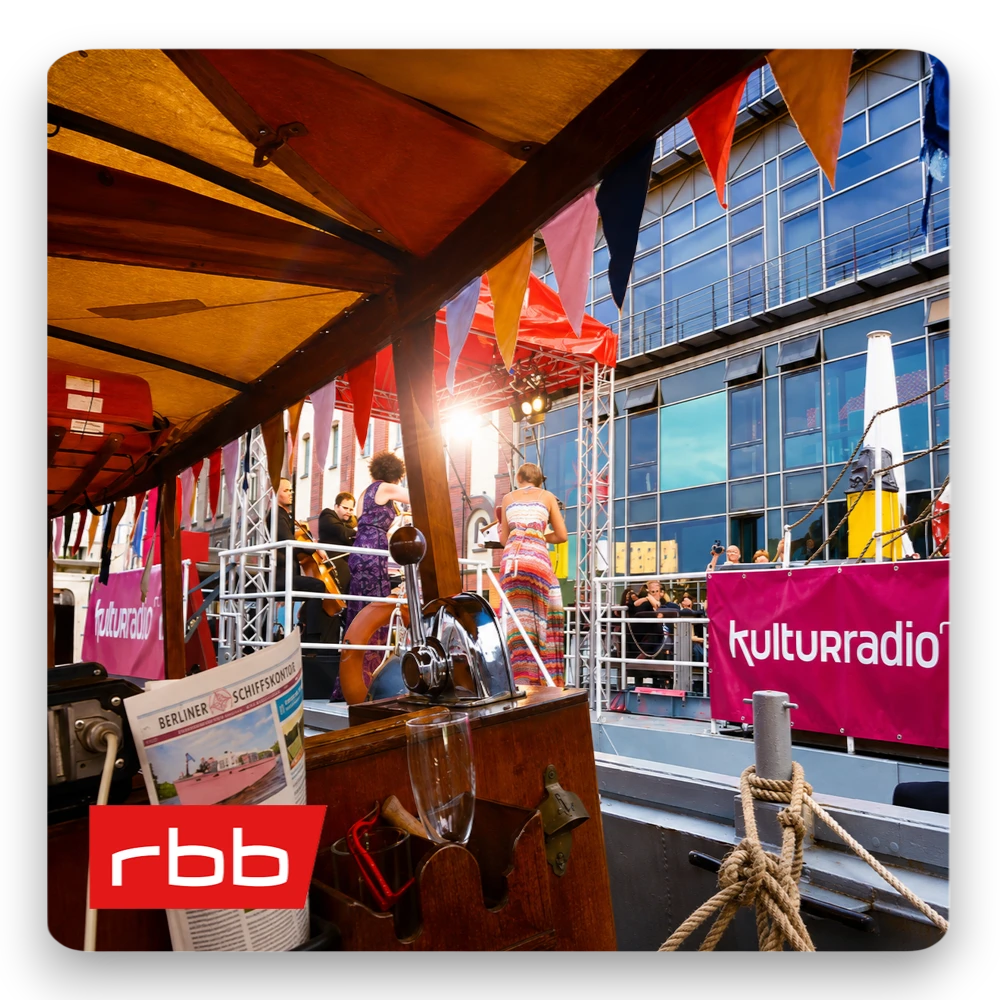rbb-Klassik-Lounge auf der Spree beim Bootsverleih Berlin Schiffskontor. Boot oder Schiff mieten für Konzerte, Kulturveranstaltungen und exklusive Events in Berlin.