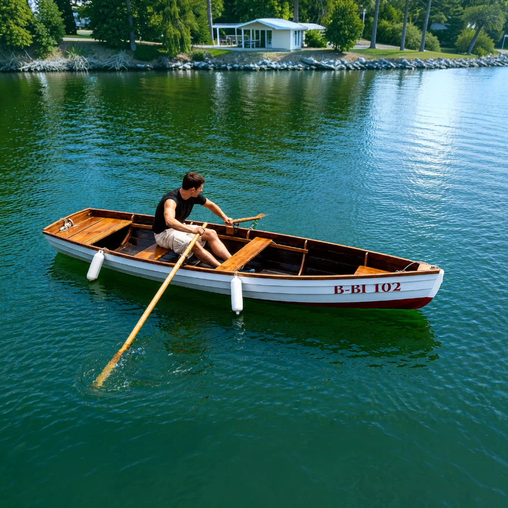 Klassisches Ruderboot für bis zu vier Personen. Ideal für entspannte Ausflüge auf dem Wasser sowie als authentische Requisite für Film und Event.