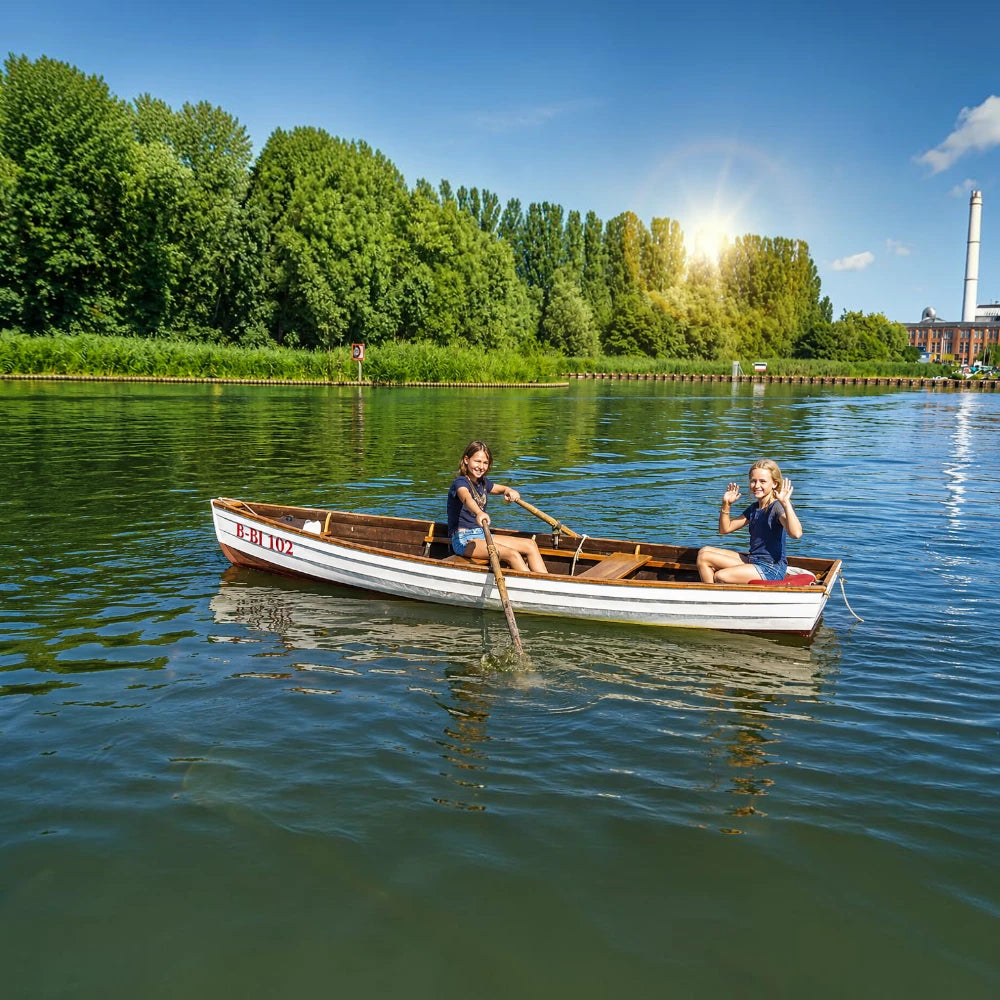 Historisches Holzruderboot mit traditionellem Charme. Perfekt für Freizeitfahrten, Veranstaltungen und kreative Inszenierungen.