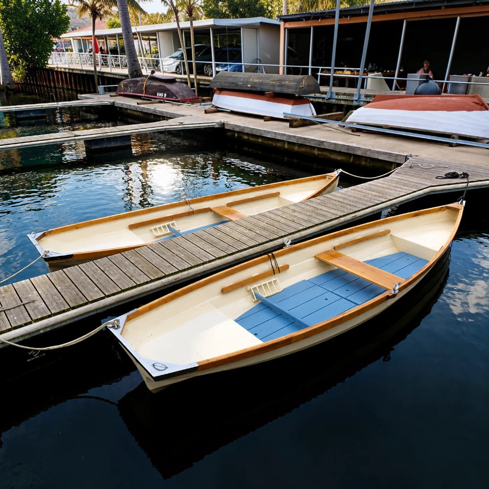 Ruderboot mit originalen Riemen und klassischem Design. Geeignet für Ausflüge, Fotoshootings, Filmproduktionen und Events.