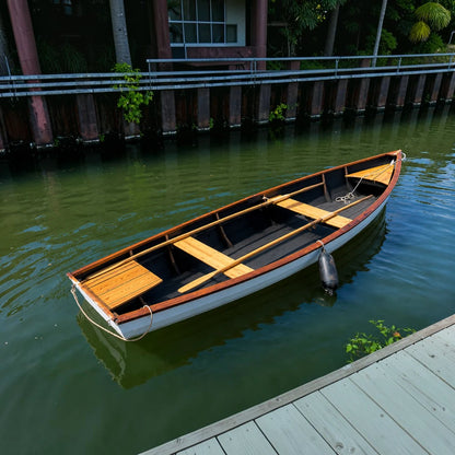 Traditionelles Dinghi aus Holz als stilvolle Requisite oder für gemütliche Stunden auf dem Wasser mit bis zu vier Personen.