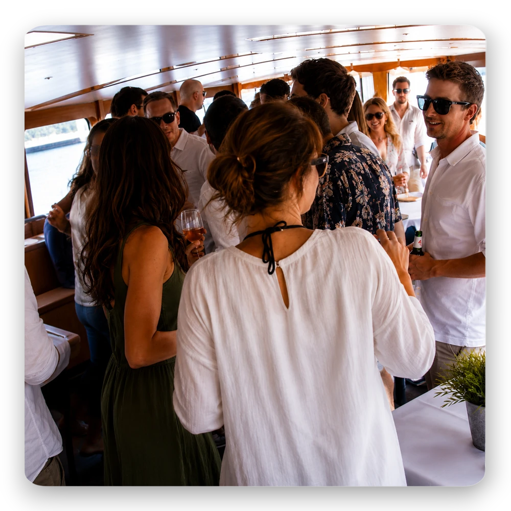 Leinen los beim Bootsverleih Berlin Schiffskontor. Boot mieten für Partys auf der Spree mit Musik, Bar, Catering und unvergesslichen Club-Nächten auf dem Wasser in Berlin.