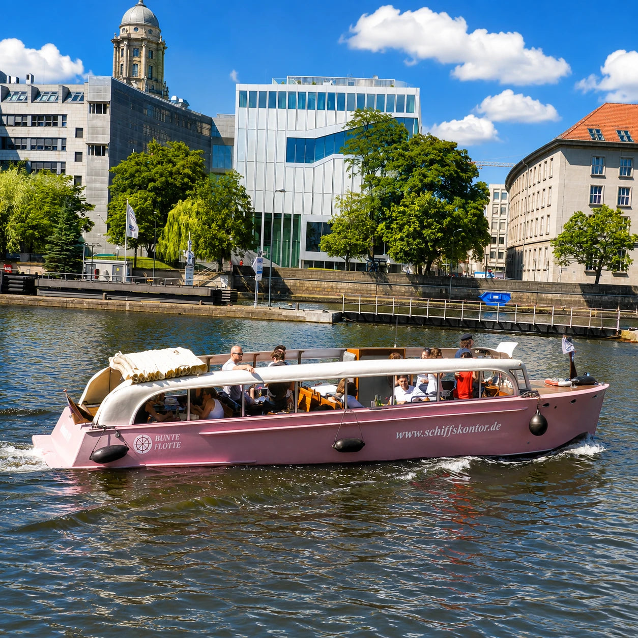 Die Aphrodite ist ein elegantes Eventschiff von Schiffskontor für stilvolle Veranstaltungen auf der Spree, Havel und den Berliner Seen.