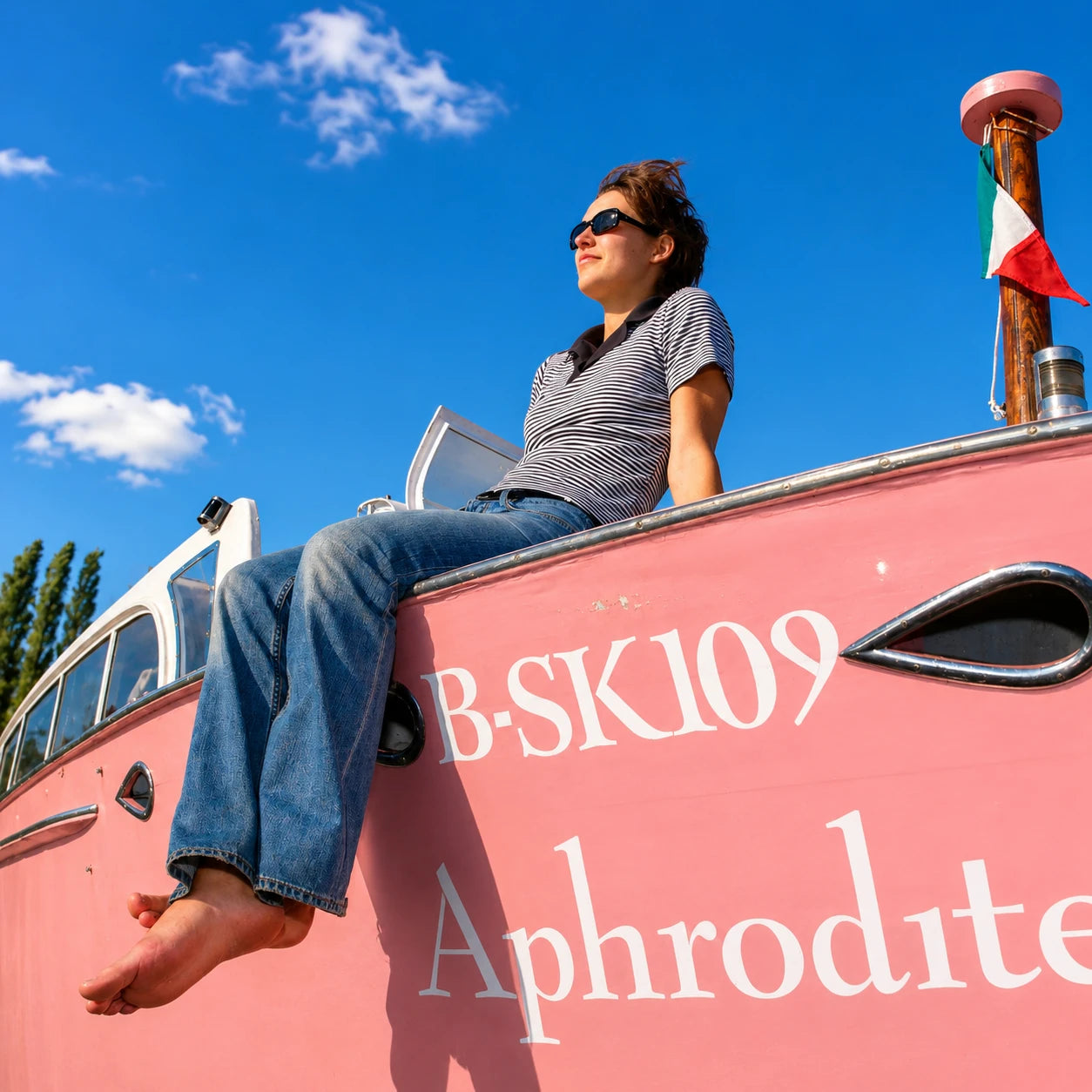 Schiffskontor präsentiert das historische Boot Aphrodite für exklusive Charterfahrten, Events und entspannte Touren auf den Berliner Gewässern.