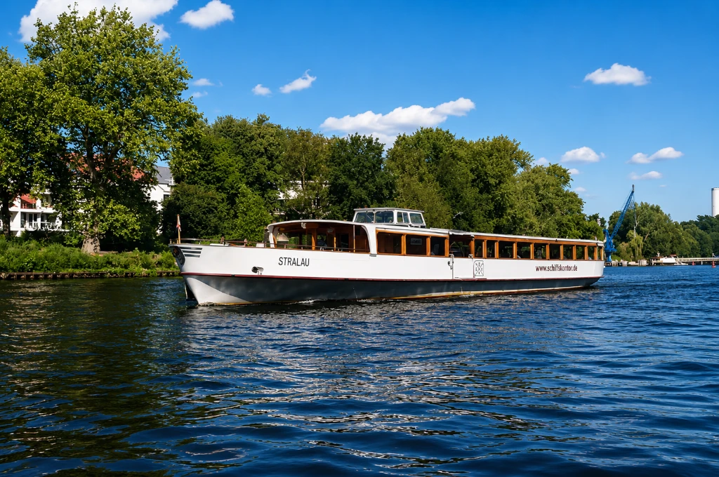 Boot mieten bei Schiffskontor Berlin und die schönsten Wasserwege auf eigene Faust entdecken. Ideal für Ausflüge und entspannte Stunden auf dem Wasser.
