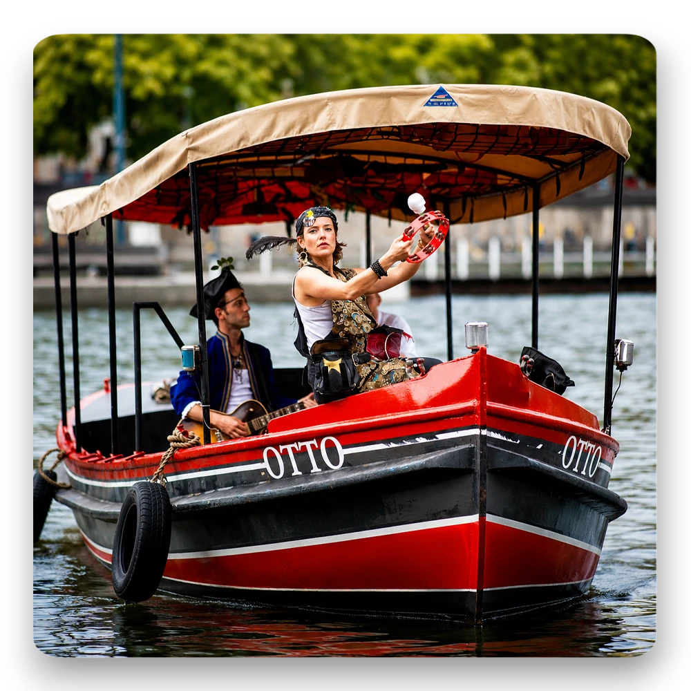 Events auf dem Wasser beim Bootsverleih Berlin Schiffskontor. Boot oder Schiff mieten für Kampagnen, Meetings, Partys, Firmenveranstaltungen und exklusive Events auf der Spree.