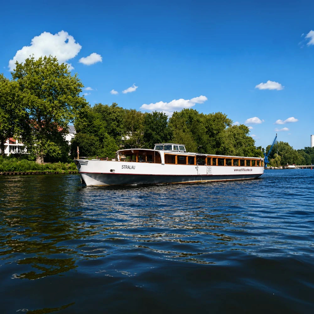 MS Stralau als schwimmende Party-Insel mit Dancefloor, LED-Lichtanlage und professionellem Soundsystem für besondere Events auf dem Wasser.