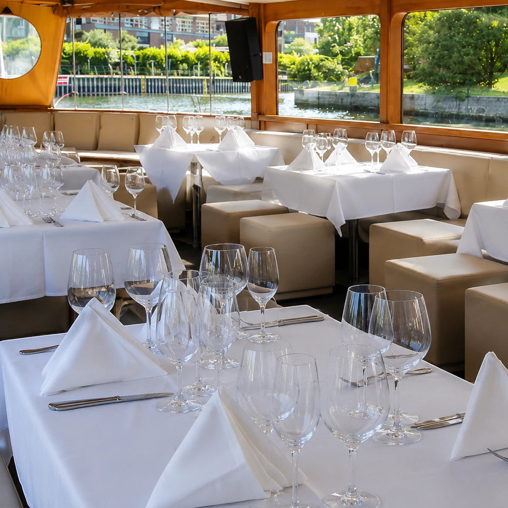 Veranstaltungsschiff mit stilvoller Lounge-Atmosphäre, hochwertiger Innenausstattung und großzügigem Platzangebot für bis zu 100 Personen.